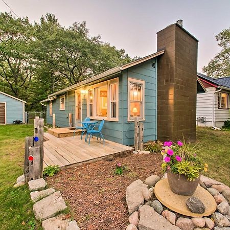 East Tawas Cabin With Deck, Backyard And Fire Pit! Villa Exteriör bild