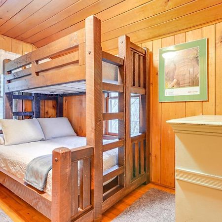 East Tawas Cabin With Deck, Backyard And Fire Pit! Exteriör bild