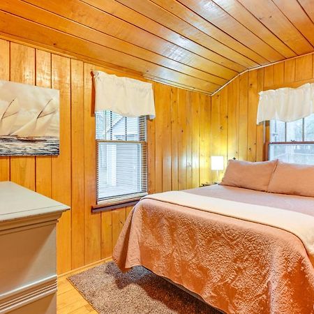 East Tawas Cabin With Deck, Backyard And Fire Pit! Exteriör bild
