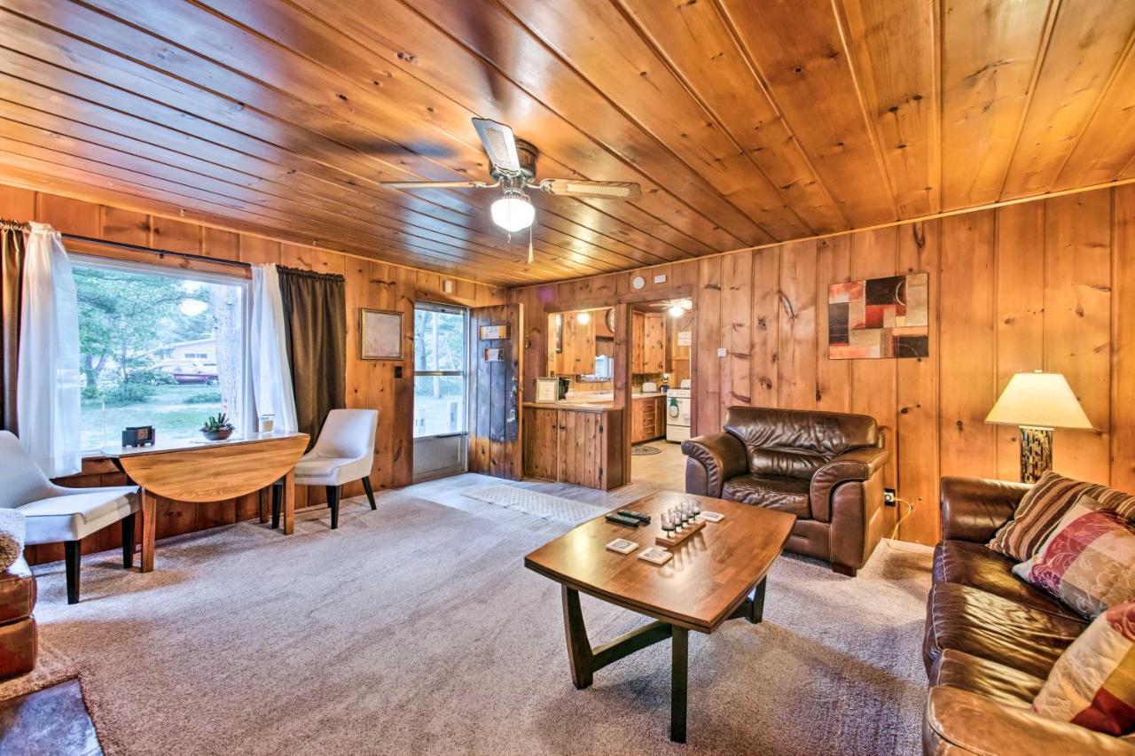 East Tawas Cabin With Deck, Backyard And Fire Pit! Exteriör bild