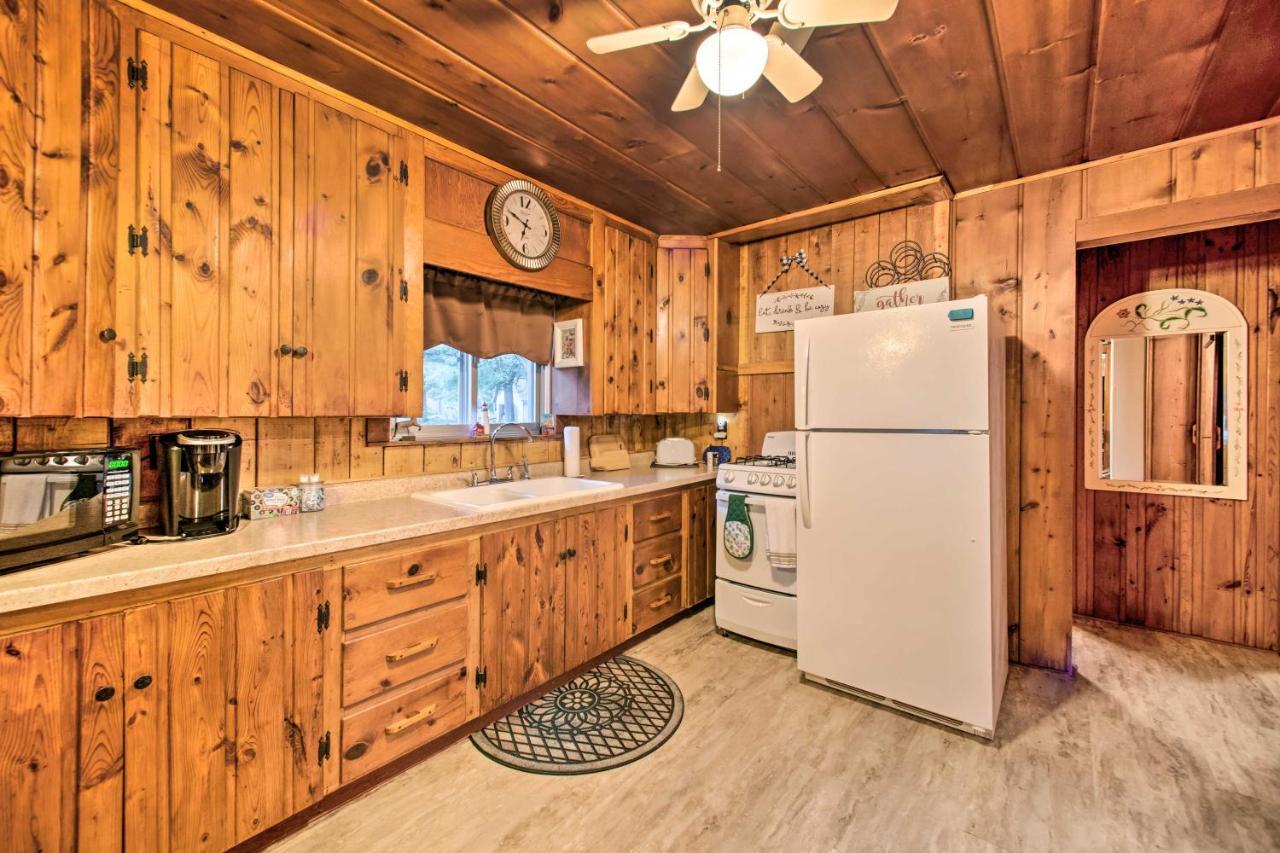 East Tawas Cabin With Deck, Backyard And Fire Pit! Exteriör bild