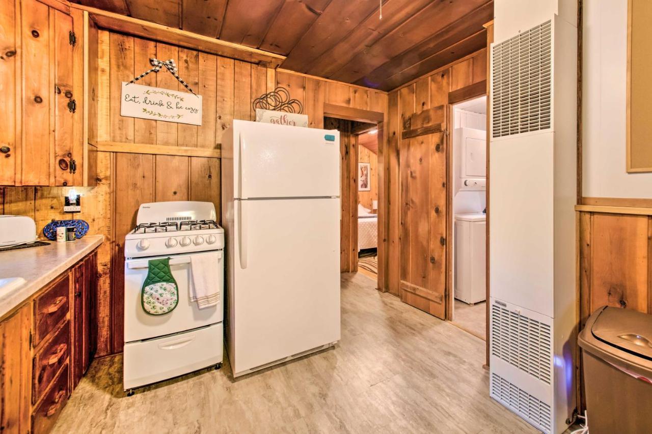 East Tawas Cabin With Deck, Backyard And Fire Pit! Exteriör bild