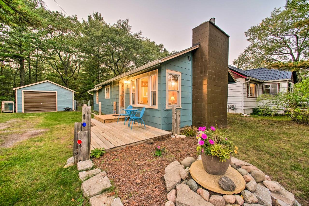 East Tawas Cabin With Deck, Backyard And Fire Pit! Exteriör bild