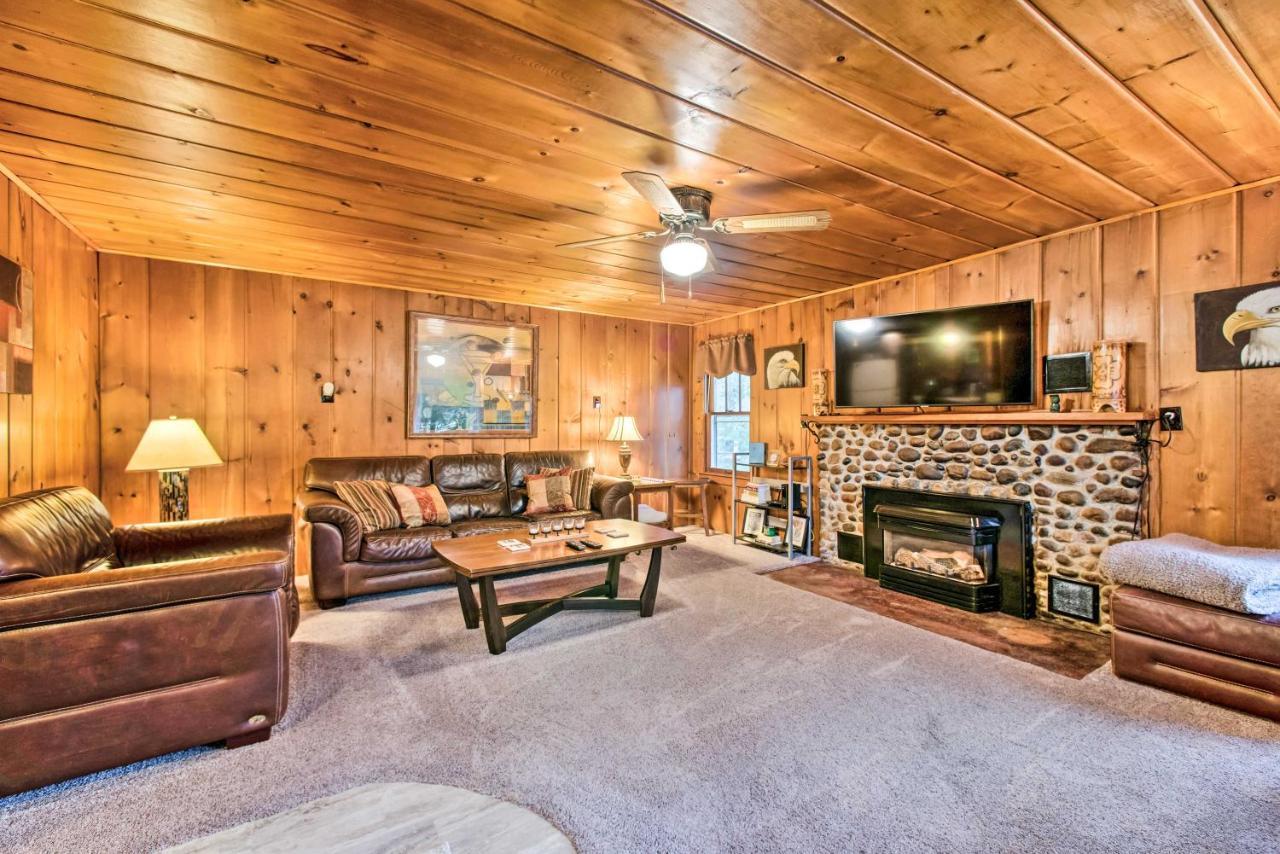 East Tawas Cabin With Deck, Backyard And Fire Pit! Exteriör bild