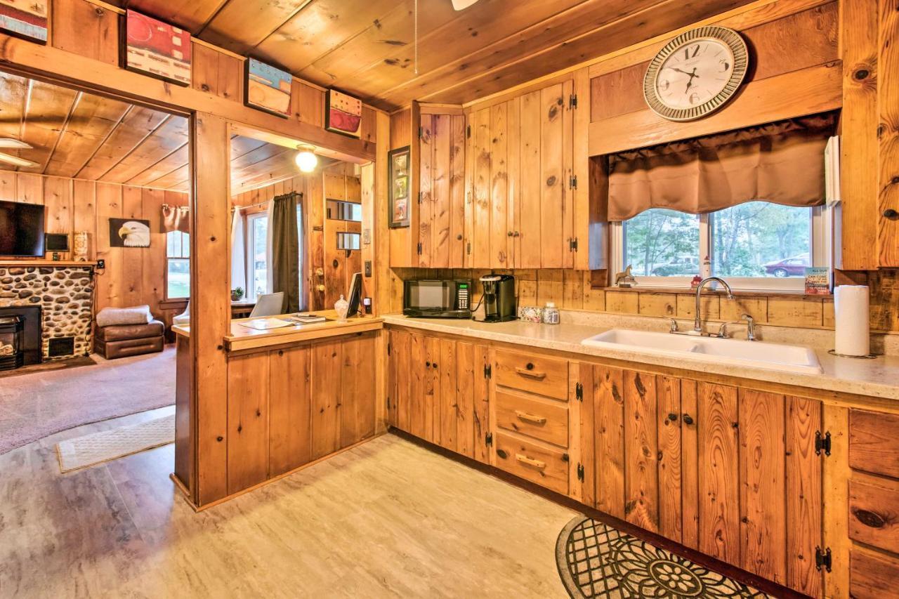 East Tawas Cabin With Deck, Backyard And Fire Pit! Exteriör bild