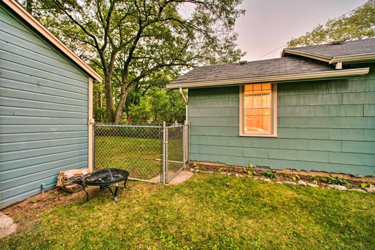 East Tawas Cabin With Deck, Backyard And Fire Pit! Exteriör bild