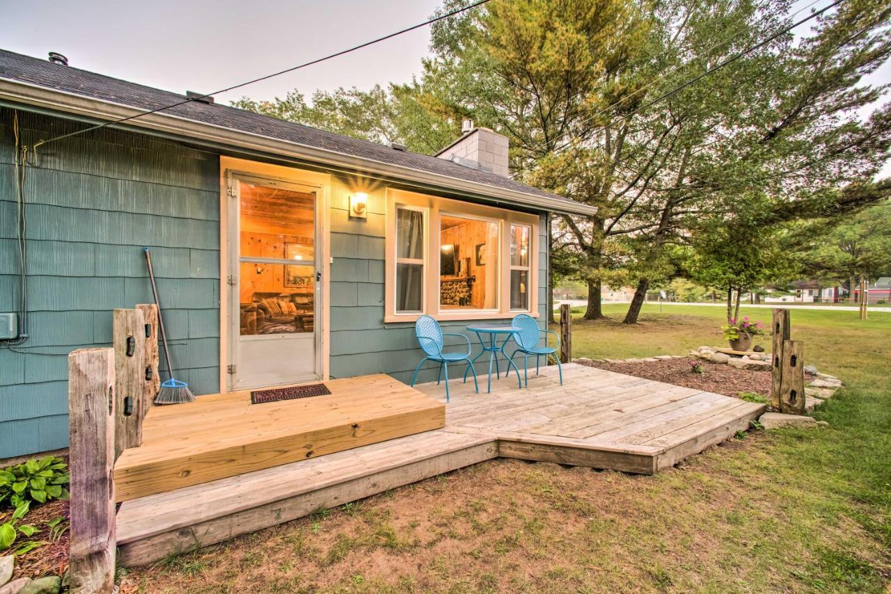 East Tawas Cabin With Deck, Backyard And Fire Pit! Exteriör bild