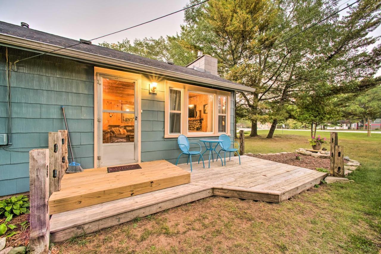 East Tawas Cabin With Deck, Backyard And Fire Pit! Villa Exteriör bild