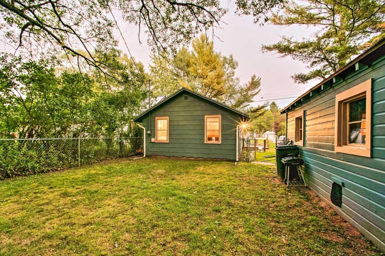 East Tawas Cabin With Deck, Backyard And Fire Pit! Exteriör bild
