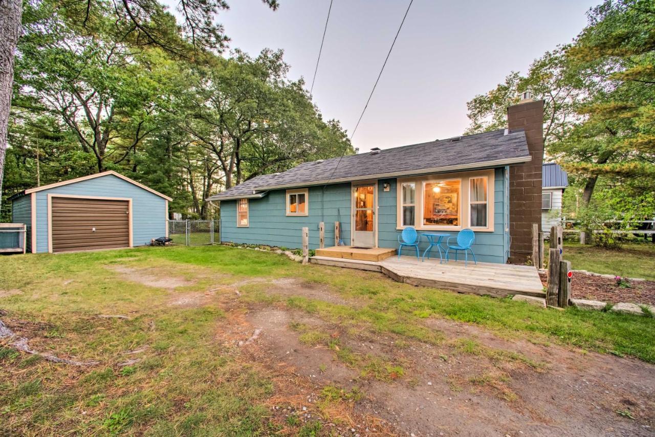 East Tawas Cabin With Deck, Backyard And Fire Pit! Exteriör bild