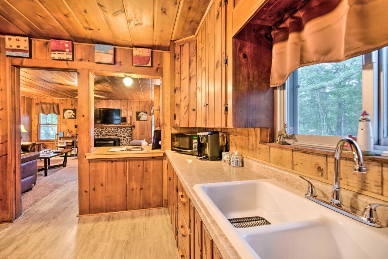 East Tawas Cabin With Deck, Backyard And Fire Pit! Exteriör bild
