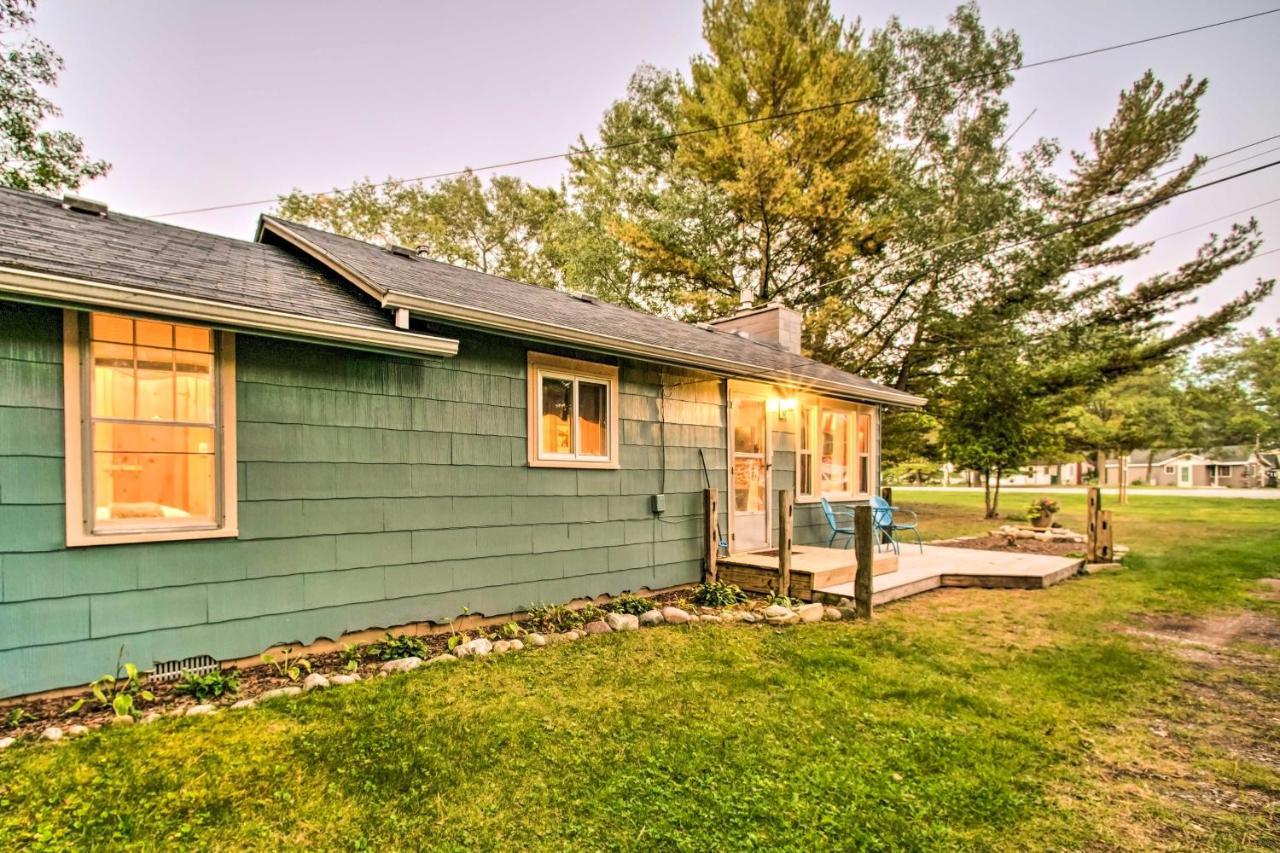 East Tawas Cabin With Deck, Backyard And Fire Pit! Exteriör bild