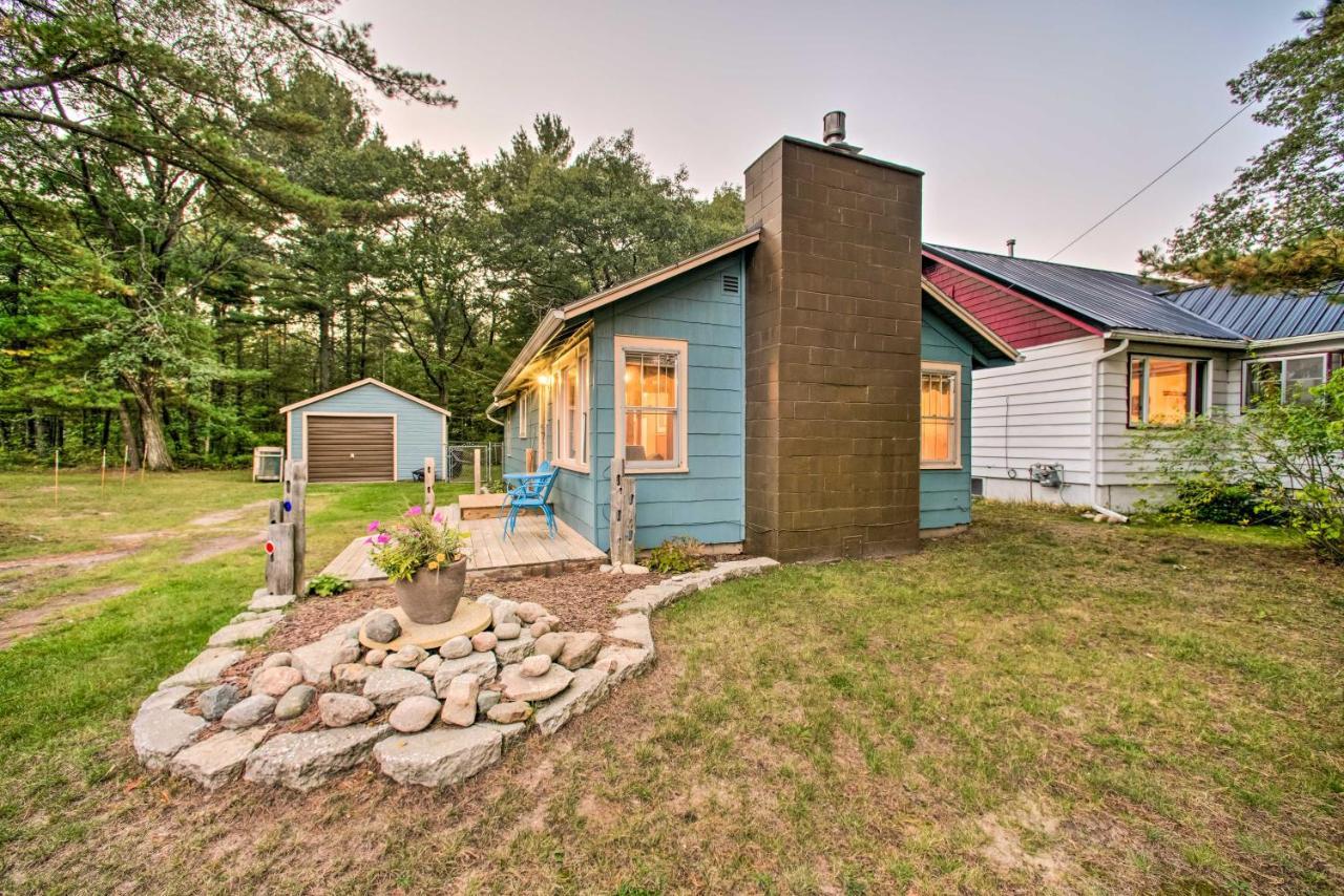 East Tawas Cabin With Deck, Backyard And Fire Pit! Exteriör bild