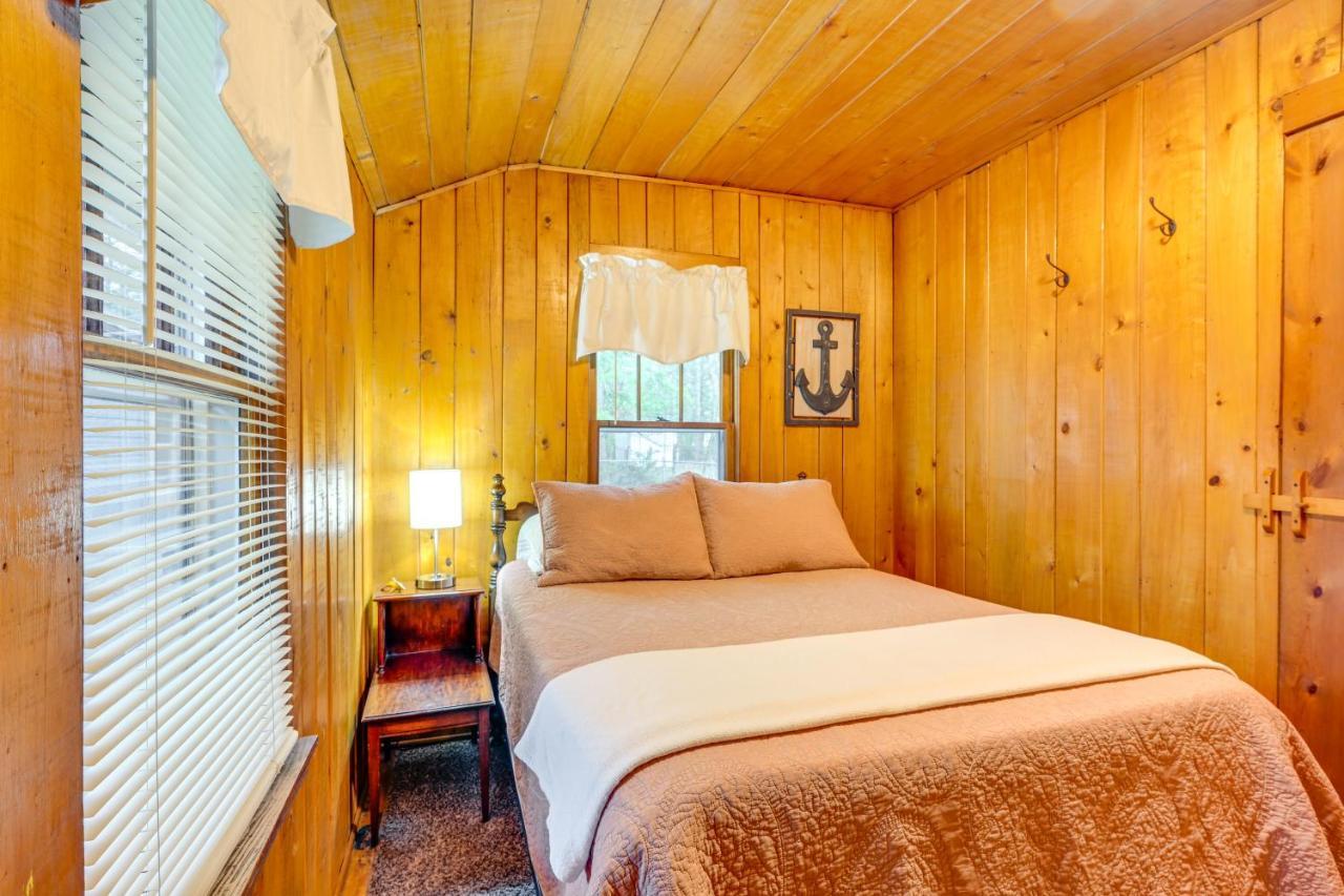 East Tawas Cabin With Deck, Backyard And Fire Pit! Exteriör bild
