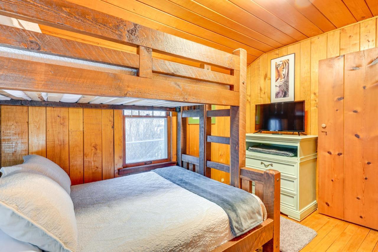 East Tawas Cabin With Deck, Backyard And Fire Pit! Exteriör bild