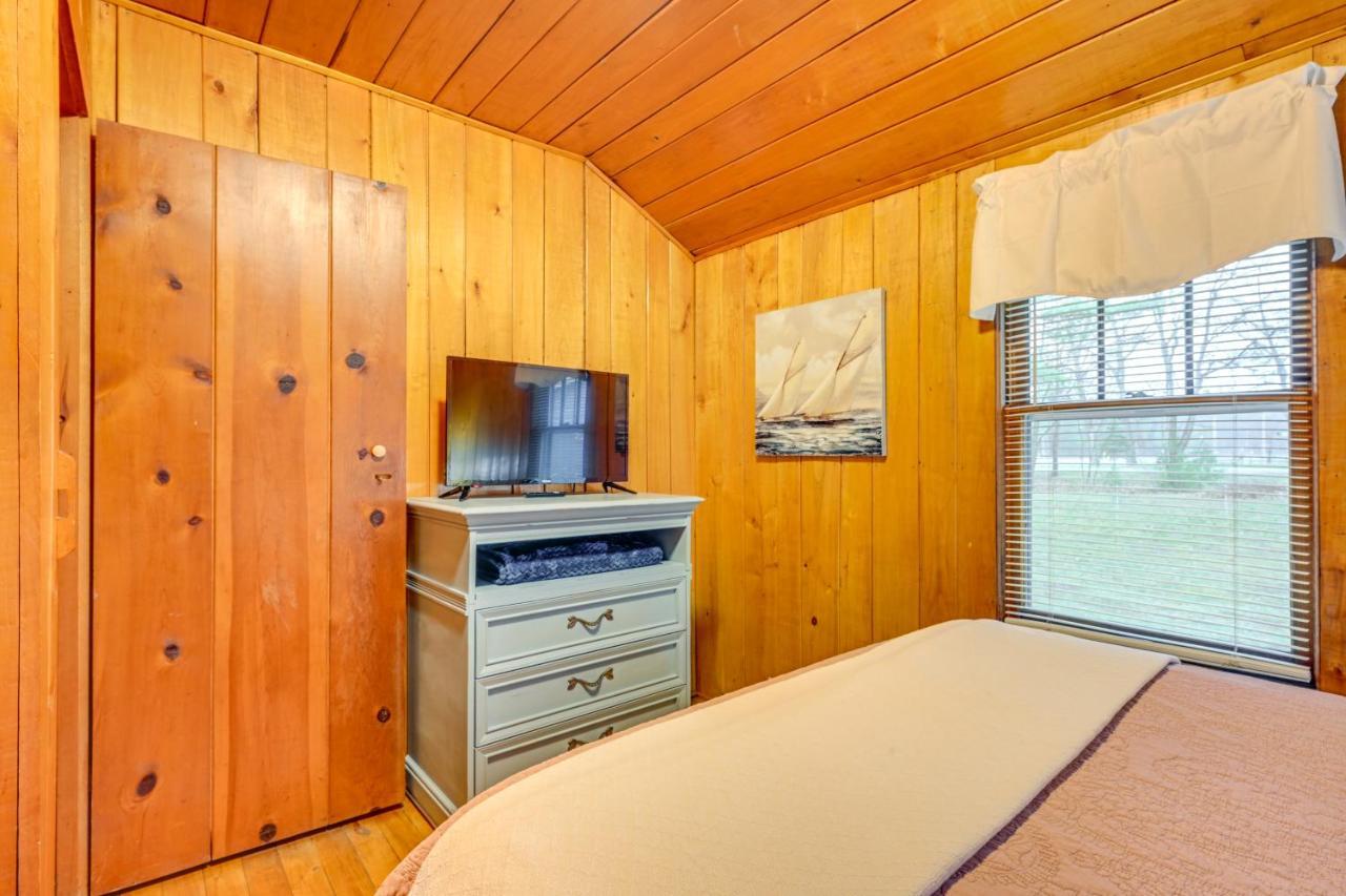 East Tawas Cabin With Deck, Backyard And Fire Pit! Exteriör bild