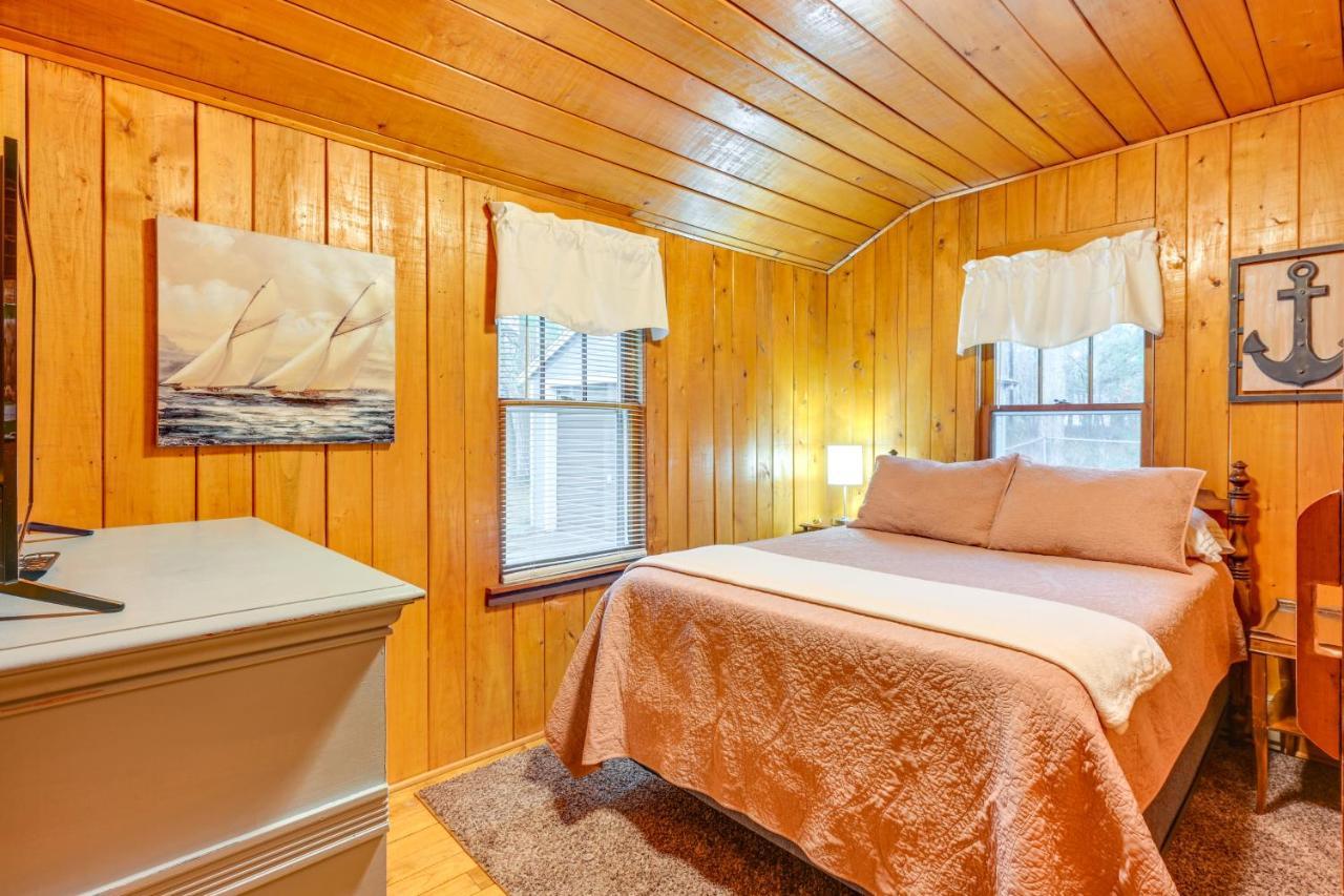East Tawas Cabin With Deck, Backyard And Fire Pit! Exteriör bild